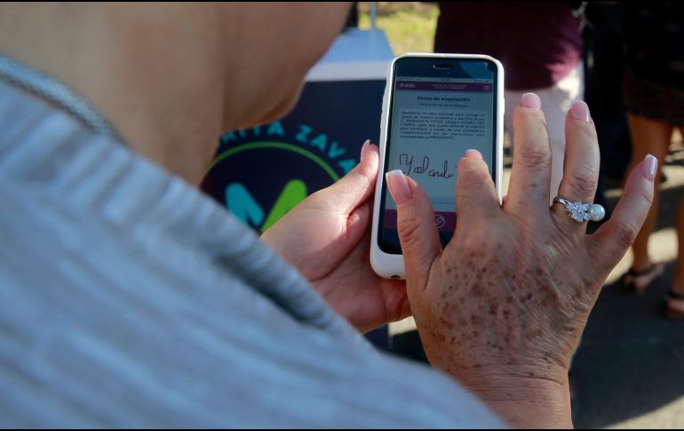 Según la queja, los denunciados registraron en la aplicación móvil copias de credenciales para votar y un formato que simula dicha identificación. EL INFORMADOR / ARCHIVO