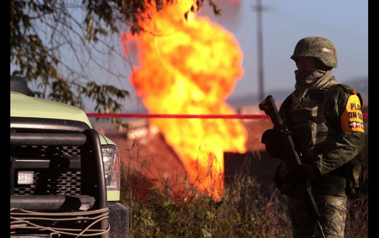 Elementos del Ejército resguardan la zona cercana a un incendio en Acajete, Puebla. Una toma clandestina en un ducto de Pemex provocó la madrugada de hoy el incendio, sin que se registren personas lesionadas. EFE/H. Ríos