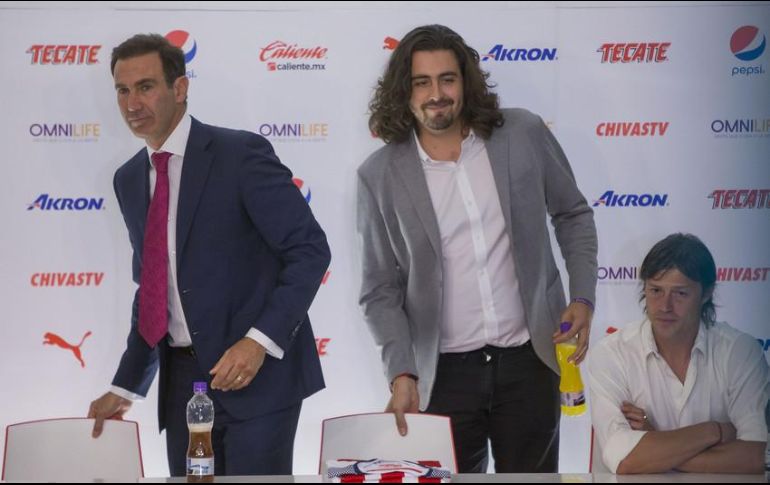 El hijo de Jorge Vergara (centro) dijo esperar que la afición acepte poco a poco a José Saturnino al frente del equipo. EL INFORMADOR / ARCHIVO