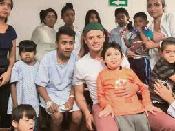 Cumple un sueño. A Rodrigo de Jesús (centro), paciente pediátrico de 10 años, se le hizo realidad conocer en persona a su Javier “Chicharito” Hernández. ESPECIAL