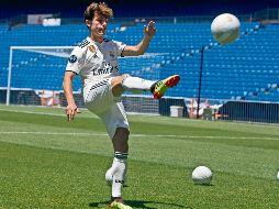 Alvaro Odriozola. El nuevo refuerzo del Real Madrid, quien lucirá el dorsal número 19 en su camiseta, lanza el balón en el Estadio Santiago Bernabéu. AP