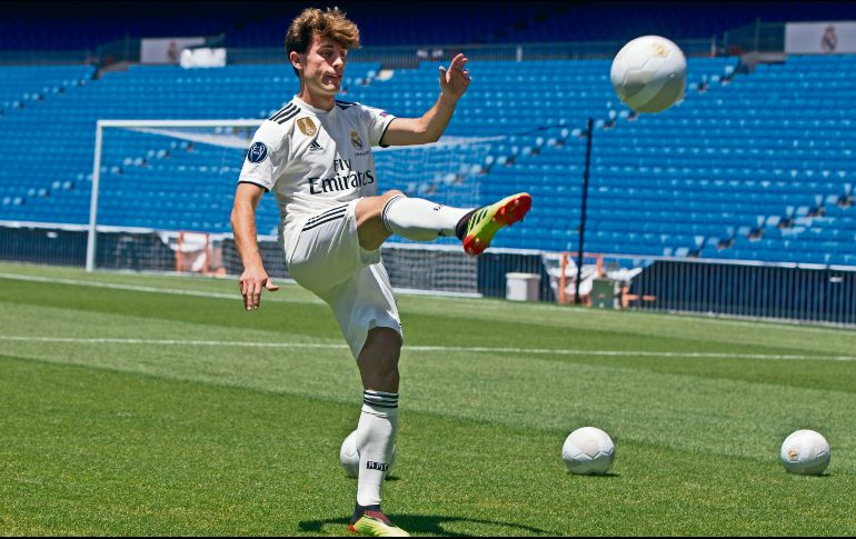 Alvaro Odriozola. El nuevo refuerzo del Real Madrid, quien lucirá el dorsal número 19 en su camiseta, lanza el balón en el Estadio Santiago Bernabéu. AP