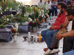 Familiares y amigos de las víctimas de Santa María Ecatepec velan sus cuerpos. SUN/E. Hernández