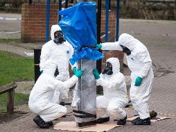 Imagen de archivo que muestra cómo los efectivos del Ejército retiran el banco donde se encontró a Serguéi Skripal y a su hija Yulia, el pasado 23 de marzo de 2018. EFE/W. Oliver