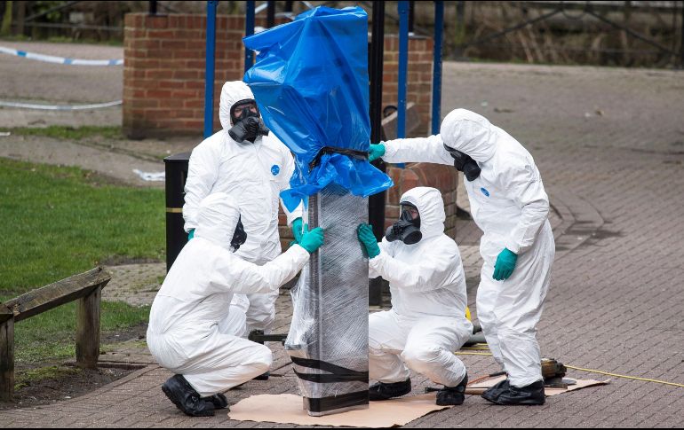 Imagen de archivo que muestra cómo los efectivos del Ejército retiran el banco donde se encontró a Serguéi Skripal y a su hija Yulia, el pasado 23 de marzo de 2018. EFE/W. Oliver