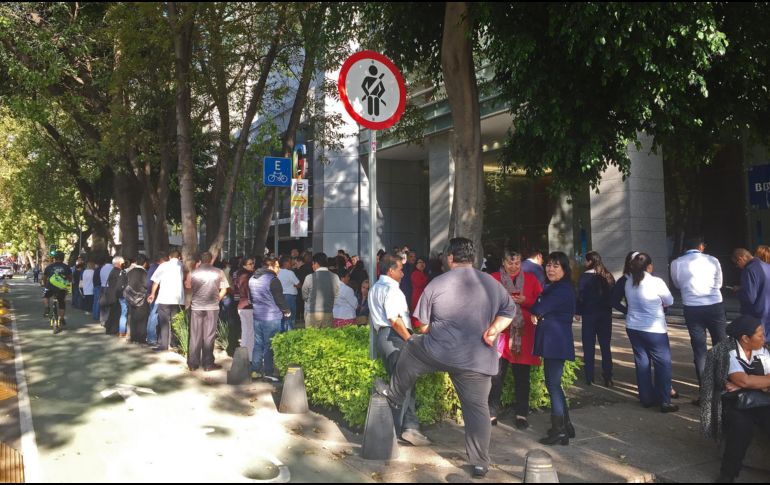 Personas permanecen fuera de los edificios de la Ciudad de México tras el sismo de esta mañana con magnitud de 5.9. EFE / A. Cruz