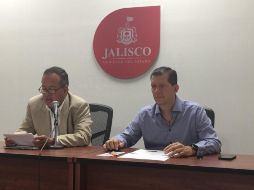 Rodolfo Guadalajara (d) explica que al momento se han instalado alrededor de dos mil 30 lectores de InnovaCard en camiones y ya hay una agenda firmada con otros mil 500. TWITTER/ @GDLRodolfo