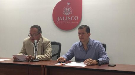 Rodolfo Guadalajara (d) explica que al momento se han instalado alrededor de dos mil 30 lectores de InnovaCard en camiones y ya hay una agenda firmada con otros mil 500. TWITTER/ @GDLRodolfo