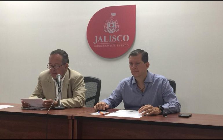 Rodolfo Guadalajara (d) explica que al momento se han instalado alrededor de dos mil 30 lectores de InnovaCard en camiones y ya hay una agenda firmada con otros mil 500. TWITTER/ @GDLRodolfo