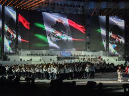 La tiradora jalisciense Alejandra Zavala encabezó el desfile de la delegación mexicana ayer, durante la ceremonia de inauguración. AFP/L. Robayo