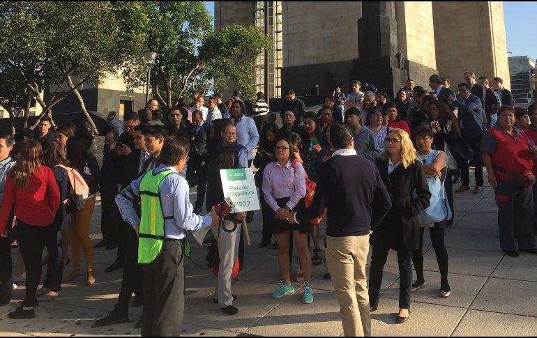 Capitalinos en la explanada junto al Monumento a la Revolución, en la Ciudad de México. EFE/A. Cruz