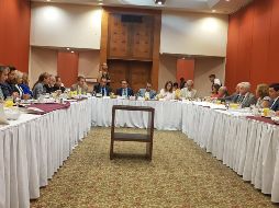 Arturo Gómez Poulat, gerente de la OFJ, y Alejandro Elizalde Gutiérrez, presidente del patronato, dieron a conocer las novedades de este periodo ante varios consejeros. EL INFORMADOR/E. Esparza