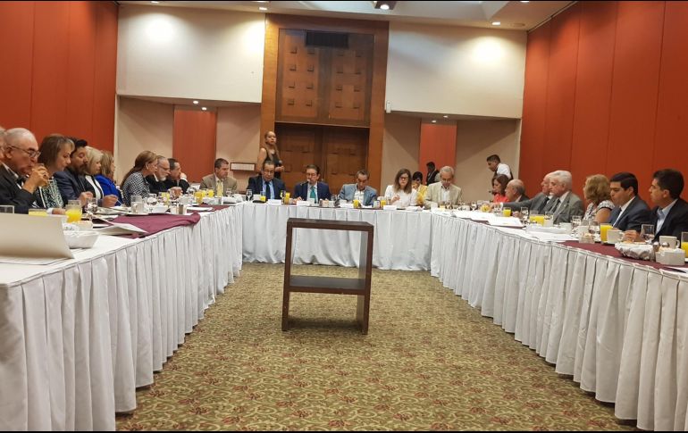 Arturo Gómez Poulat, gerente de la OFJ, y Alejandro Elizalde Gutiérrez, presidente del patronato, dieron a conocer las novedades de este periodo ante varios consejeros. EL INFORMADOR/E. Esparza