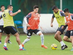 Los rojiblancos van a la Frontera Norte por sus primeros puntos. A la derecha, Eduardo López (#10) le pelea el balón a Hedgardo Marín. MEXSPORT