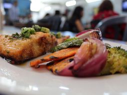 Para cocinar, sugieren usar especias que proporcionan sabor a los alimentos como ajo, cebolla, pimienta, cilantro, perejil, hierbas finas, entre otras. NTX / N. Calderón