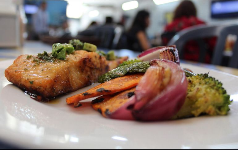 Para cocinar, sugieren usar especias que proporcionan sabor a los alimentos como ajo, cebolla, pimienta, cilantro, perejil, hierbas finas, entre otras. NTX / N. Calderón