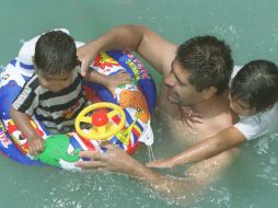 Se trata de una infección en el conducto auditivo que se origina por acumulación de agua que queda en el oído y que de no atenderse oportunamente los síntomas pueden ir en aumento. EL INFORMADOR / ARCHIVO