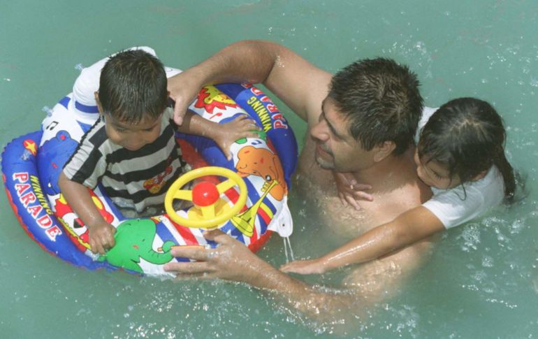 Se trata de una infección en el conducto auditivo que se origina por acumulación de agua que queda en el oído y que de no atenderse oportunamente los síntomas pueden ir en aumento. EL INFORMADOR / ARCHIVO