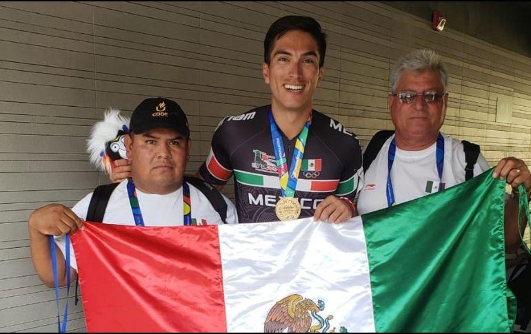 El patinador Jorge Luis Martínez Morales celebra tras imponerse en la prueba de 300 metros contrarreloj. TWITTER/@COM_Mexico