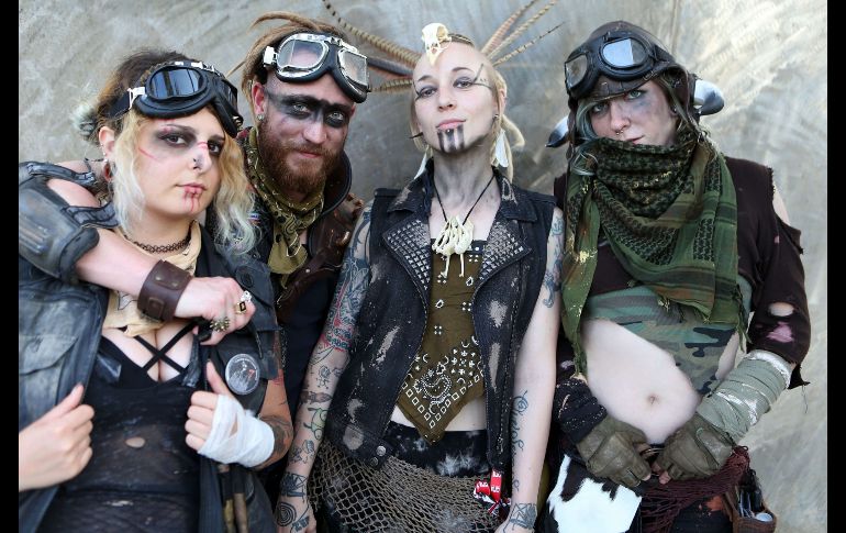 El tiempo, esfuerzo y dinero requeridos para la caracterización no fue un impedimento para estos fanáticos de Mad Max. AFP / M. Tama