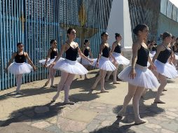 Con suaves movimientos las pequeñas danzantes deleitaron a los asistentes con obras como 