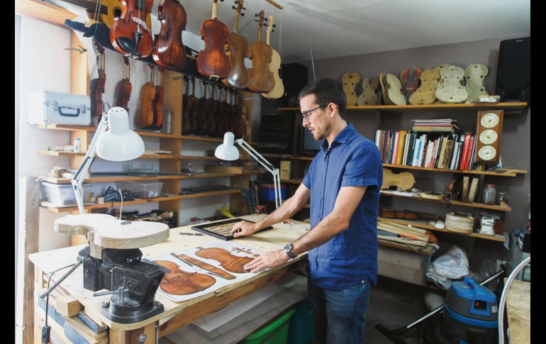 Mágico. En otra parte de su taller es donde sucede la magia: cientos de herramientas, moldes, diagramas de lauderos célebres y accesorios.