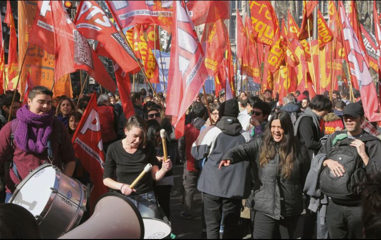 Inconformes protestan contra el Fondo Monetario Internacional en Buenos Aires, en el arranque de la cumbre de las principales 20 economías del mundo. AFP