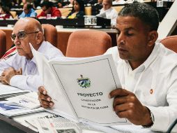 A puerta cerrada. Diputados de la Asamblea Nacional del Poder Popular estudian el proyecto constitucional. AP