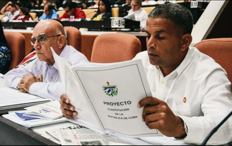 A puerta cerrada. Diputados de la Asamblea Nacional del Poder Popular estudian el proyecto constitucional. AP