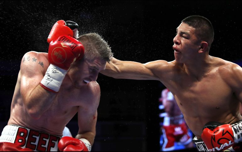 Munguía (d), que hizo su primera defensa del título, mostró siempre mayor rapidez y técnica. AFP/S. Marcus