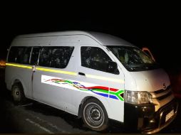 Los sujetos salieron de repente de unos arbustos y dispararon contra un minibús lleno de taxistas, que circulaba por la carretera provincial R74. ESPECIAL