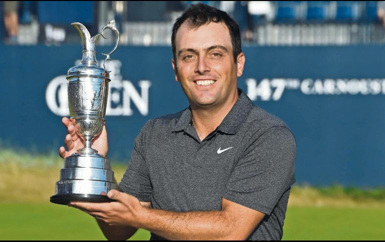 Francesco Molinari. El golfista italiano posa con su trofeo de campeón. AFP