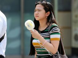 Una mujer intenta refrescarse con un pequeño ventilador portátil ante el calor sofocante. AP/K. Sasahara