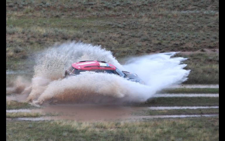 El piloto Yazeed Alrajhi, de Mini Cooper, con el copiloto Timo Gottschalk, compiten en el rally  Silk Way entre Elista y Astracan, Rusia. AFP/D. Meyer