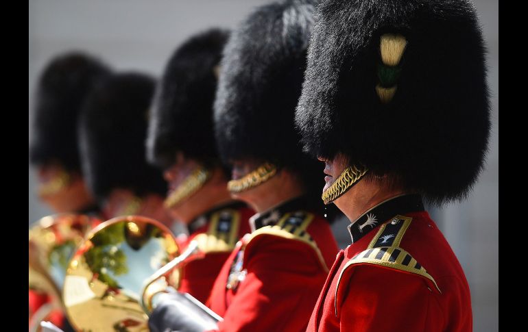 Sudor escurre de un integrante de la Guardia de la Reina, mientras participa en la ceremonia de intercambio de guardia en Wellington Barracks, Londres. AP/PA/K. O'Connor