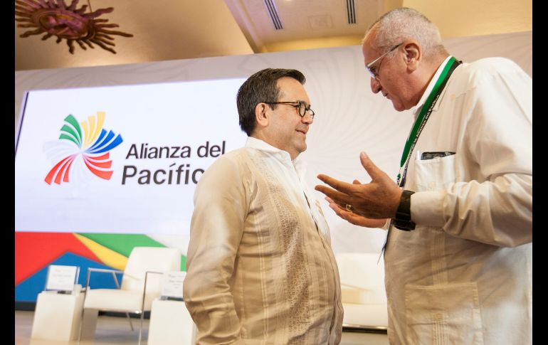 El Secretario de Economía, Ildefonso Guajardo, dialoga con Jesús Seade, propuesto como jefe negociador del TLCAN por el virtual presidente electo, Andrés Manuel López Obrador, durante el V Encuentro Empresarial de la Alianza del Pacífico que se da en el marco de la cumbre.