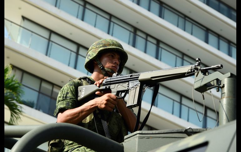 Un soldado vigila desde un vehículo.