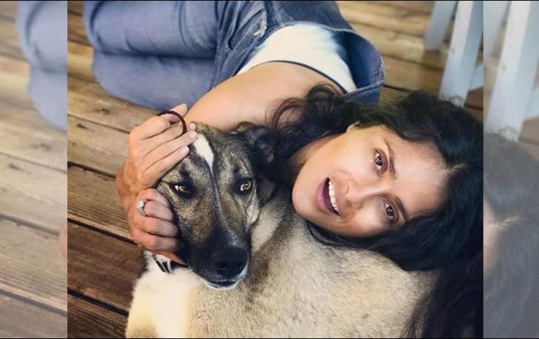 En la image, Salma aparece junto a su perrito y obtuvo más de 250 mil 