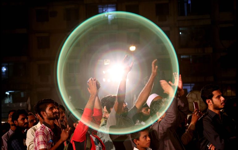 Seguidores del partido Pak Sarzameen aplauden mientras escuchan un discurso de su líder, Mustafa Kamal, durante un acto de campaña en Karachi, Pakistán, previo a las elecciones generales y provinciales el 25 de julio. EFE/S. Akber