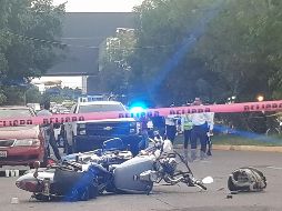 El conductor de la motocicleta, identificado como esposo de la víctima, dice que ambos portaban casco al momento del accidente, a pesar de que solo se encontró un casco en el lugar. EL INFORMADOR / R. Bobadilla