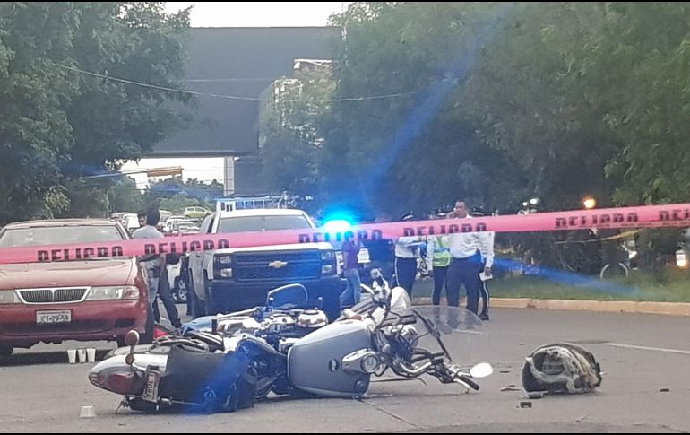 El conductor de la motocicleta, identificado como esposo de la víctima, dice que ambos portaban casco al momento del accidente, a pesar de que solo se encontró un casco en el lugar. EL INFORMADOR / R. Bobadilla