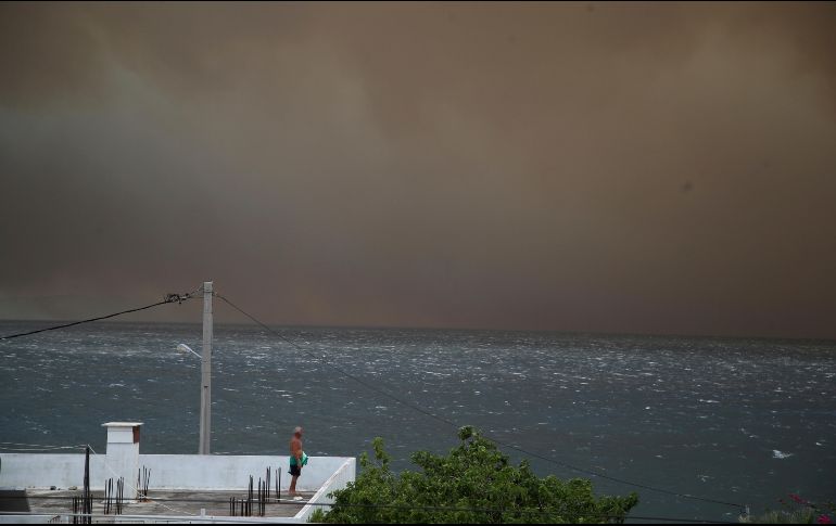 Humo cubre el cielo de Atenas. Los incendios han quemado numerosos vehículos, granjas y árboles en los costados de la cpaital. AP/T. Stavrakis