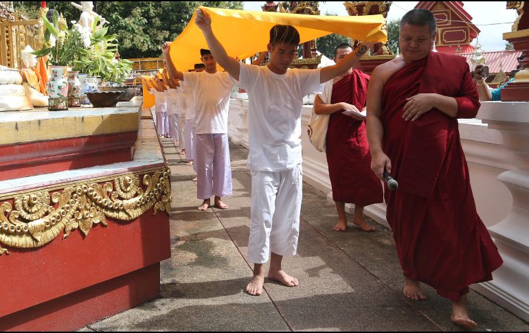 Los niños y su entrenador participan en la ceremonia de iniciación, tras lo cual se afeitarán el cabello. AP/S. Lalit