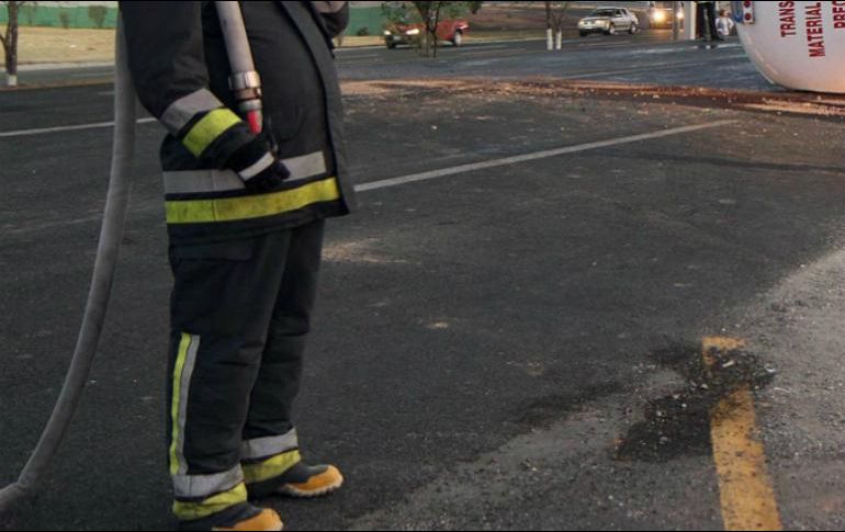Personal también está buscando la forma para retirar el contenido de la caja del tráiler y así liberar la vía. NTX / ARCHIVO