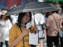 Tan solo en la prefectura de Tokio, la más poblada de Japón, mil 979 personas fueron atendidas la semana pasada en diversos nosocomios a causa de la ola de calor que afecta al archipiélago. AFP / M. Bureau