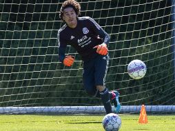 Ochoa competiría por la titularidad con el griego Orestis Karnezis. MEXSPORT/ARCHIVO