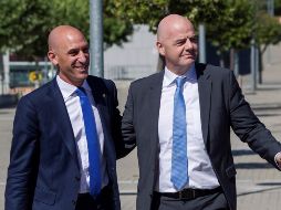 Gianni Infantino (d) le comenta al presidente de la federación española, Luis Rubiales (i), que quiere estar 