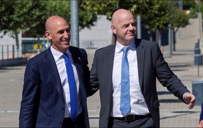 Gianni Infantino (d) le comenta al presidente de la federación española, Luis Rubiales (i), que quiere estar 