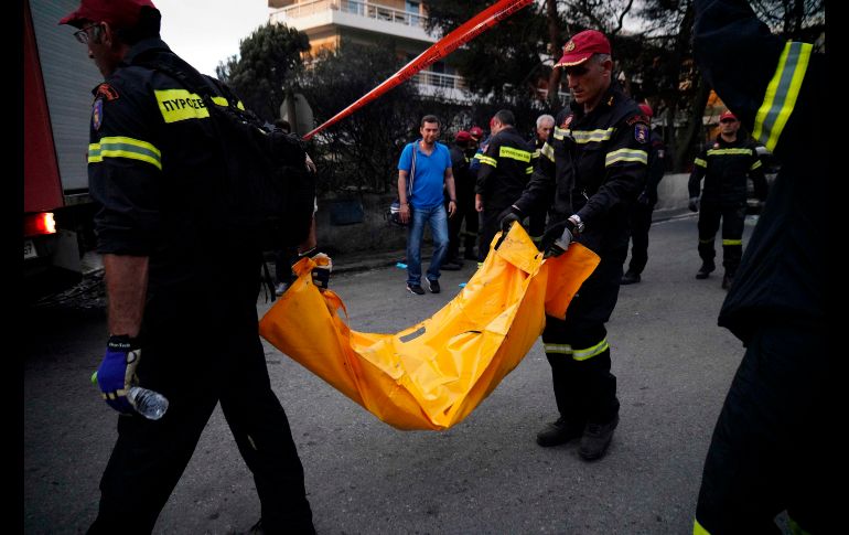 Bomberos trasladan el cuerpo de una persona. La cifra de muertos puede aumentar puesto que se siguen buscando víctimas.