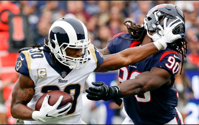 Gurley (I), de 23 años, está or disputar su cuarta campaña como profesional. AP/ARCHIVO